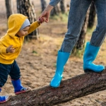 Семья проводит время вместе, обсуждая важные вопросы