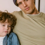 Семья проводит время вместе за обсуждением игр и увлечений детей