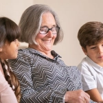 Семья обсуждает финансовую ответственность и риски азартных игр