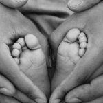 Семья обсуждает проблемы цифровых развлечений за столом