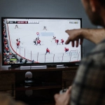 Семья проводит время за совместными играми дома